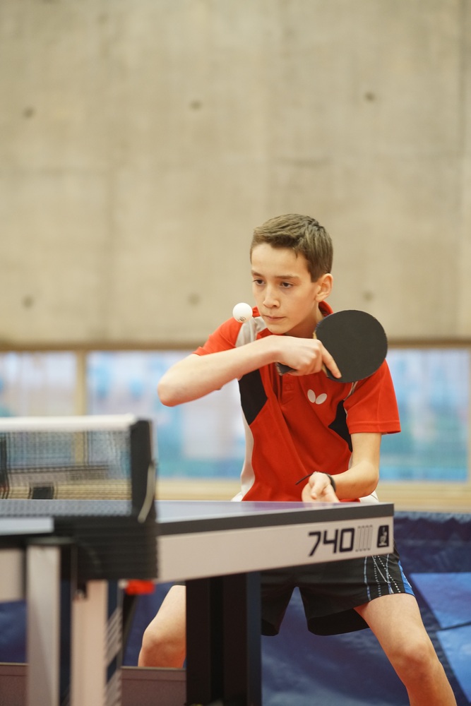 Jeune joueur concentré